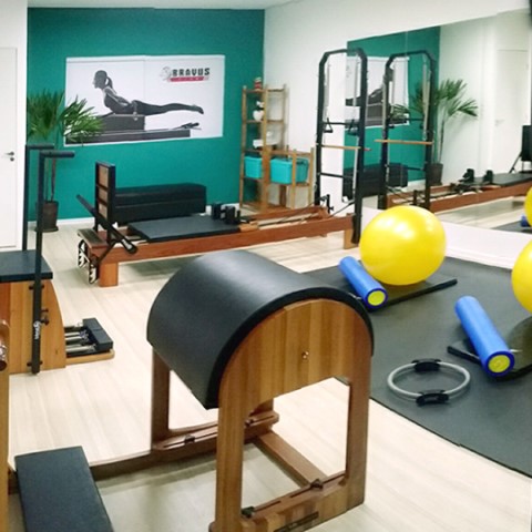 Studio de Pilates Bravus Club com aparelhos, bola, chair, reformer
